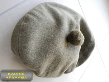 Samanų spalvos beretė su bumbulu ir skiriamuoju ženklu 60 cm.