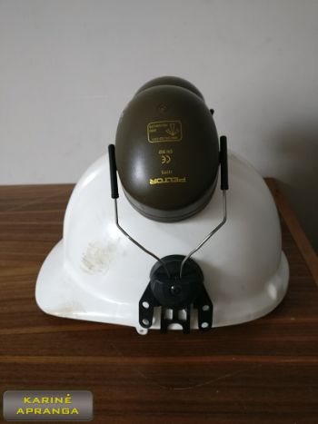 Baltas apsauginis šalmas ir „Peltor“ ausinės, mažai naudoti (Peltor ear muff, helmet, white, used, Grade 1)